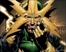 Max Dillon recibe poderes que lo hacen conductor de electricidad y se convierte en "Electro"